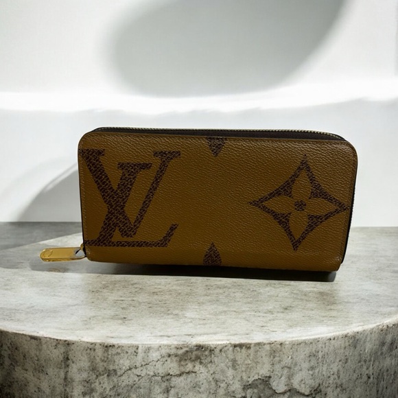 2020’ Louis Vuitton Giant Reverse Monogram Zippy Wallet - Picture 2 of 12